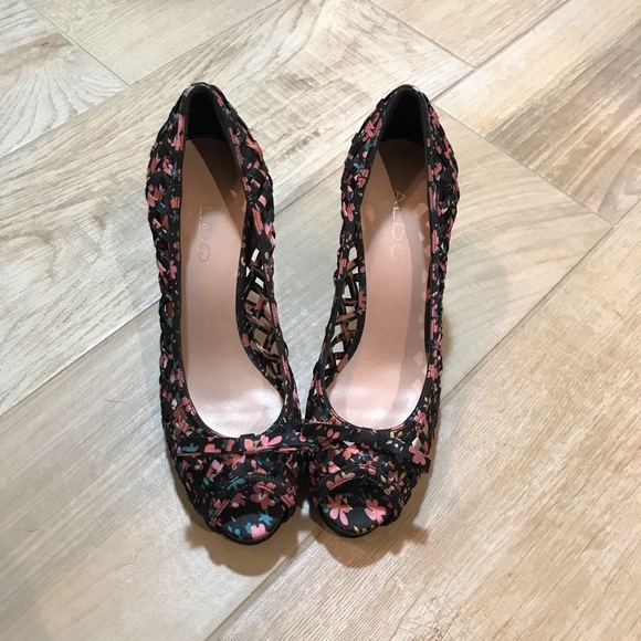 Aldo pink flower lattice 4” heels - size 6.5 - Picture 3 of 4